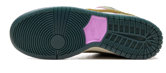 Nike Low-Top Sneakers – Oil Green / Desert Moss / White